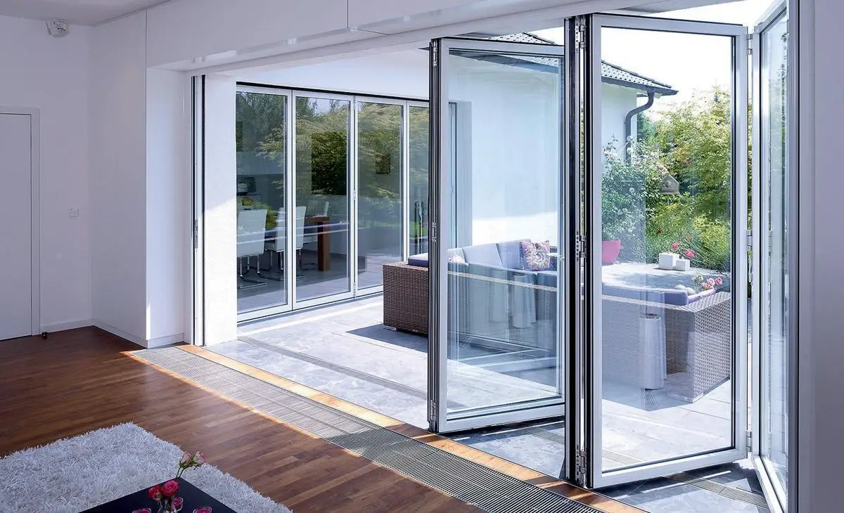 Solarlux Glas-Faltwand als großzügige Terrassenöffnung zwischen Wohnraum und Garten