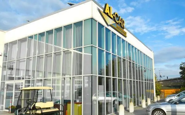 Moderne Solarlux Glasfassade an Autohaus mit bodentiefen Fensterfronten