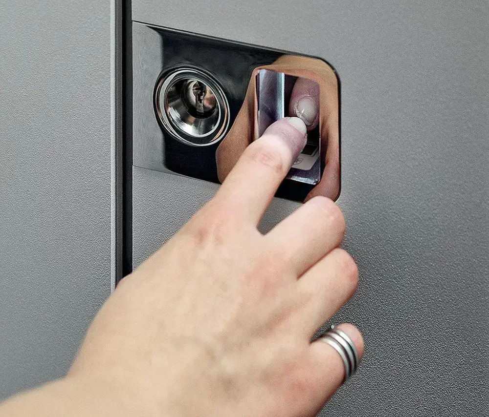 Fingerprint-Haustürschloss an moderner Aluminium-Haustür