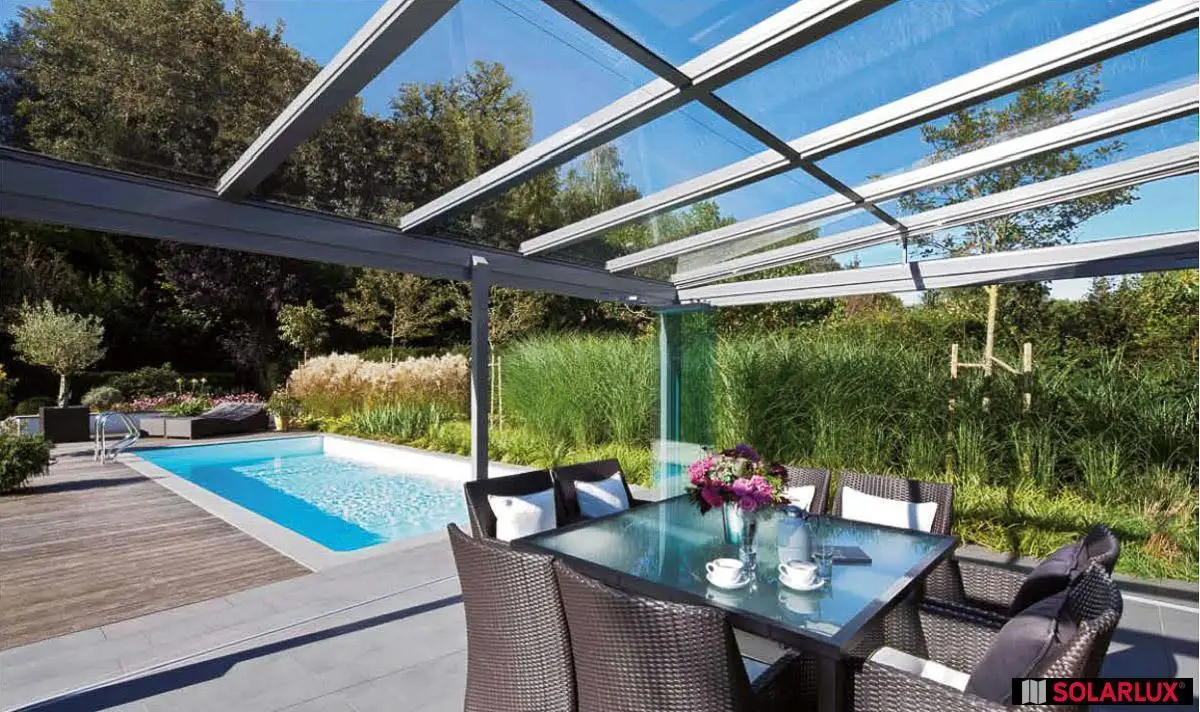 Solarlux Terrassendach mit Ganzglas-Schiebewand am Pool