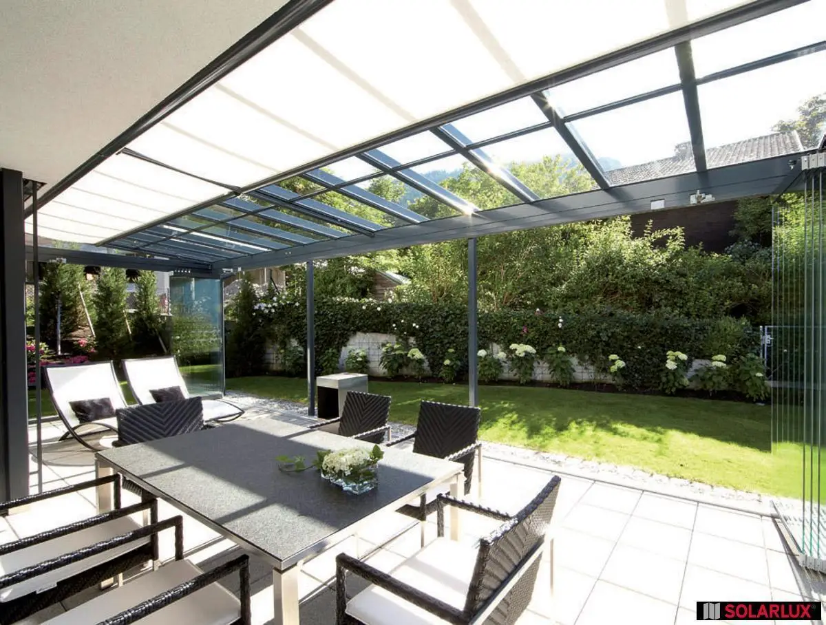 Solarlux Terrassendach mit Glas-Faltwänden und Unterglasmarkise