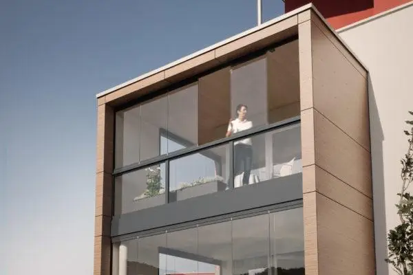 Solarlux Glasfassade an modernem Wohngebäude mit großflächiger Verglasung
