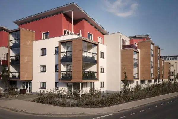 Solarlux Balkonverglasung an modernem Mehrfamilienhaus für geschützte Balkone