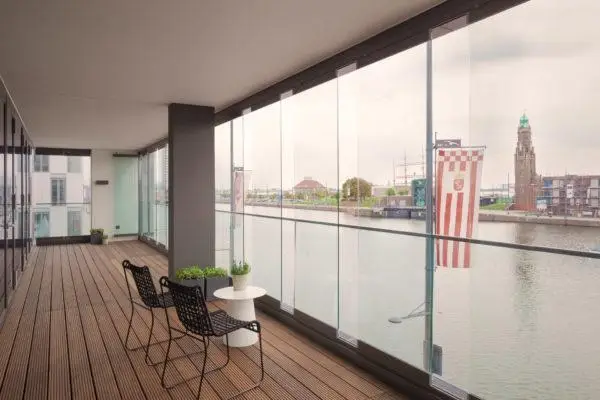 Solarlux Balkonverglasung mit Hafenblick für geschützten Außenbereich