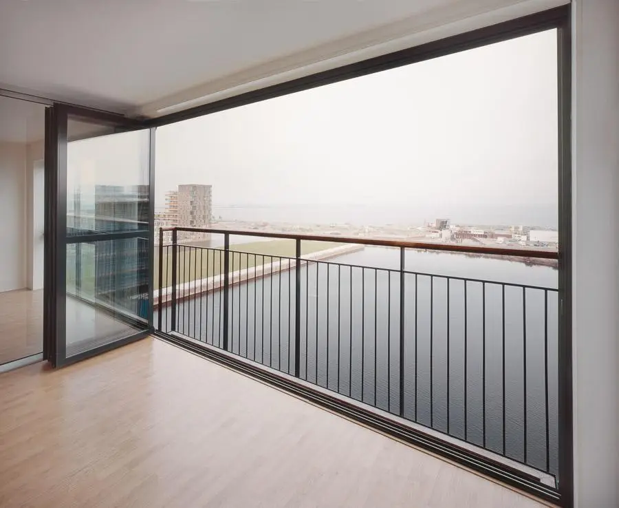 Moderne Solarlux Balkonverglasung mit freiem Ausblick und rahmenloser Glaslösung