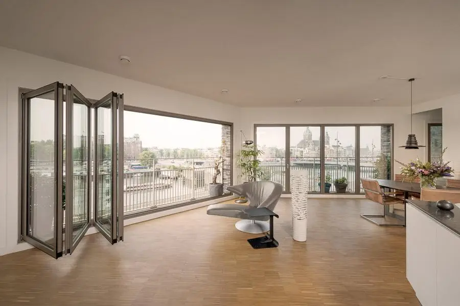 Moderne Solarlux Balkonverglasung mit rahmenlosen Glas-Faltanlagen und großzügigem Wohnkomfort