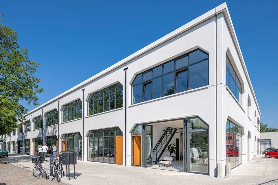 Moderne Glasfassaden für Büro- und Gewerbegebäude