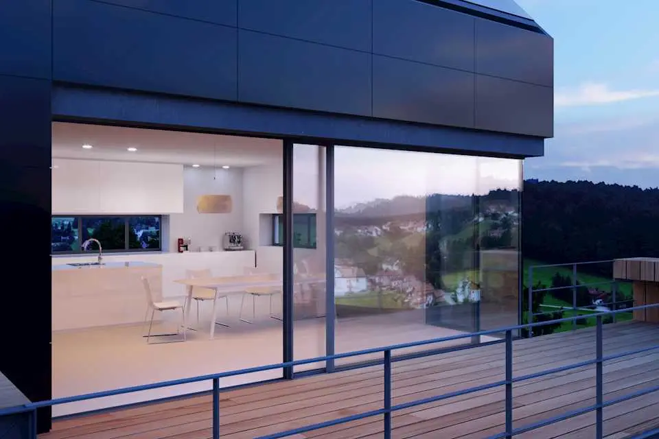 Solarlux Glas-Schiebe-System mit rahmenlosen Glasflächen an moderner Terrasse