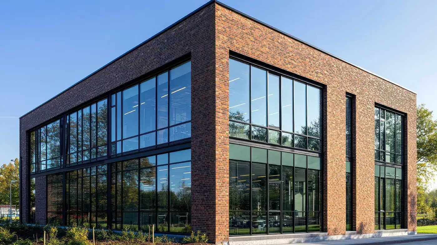 Moderne Aluminium-Glasfassade an einem Bürogebäude mit großflächigen Fensterelementen – realisiert von B & K Knoop in Nusse.