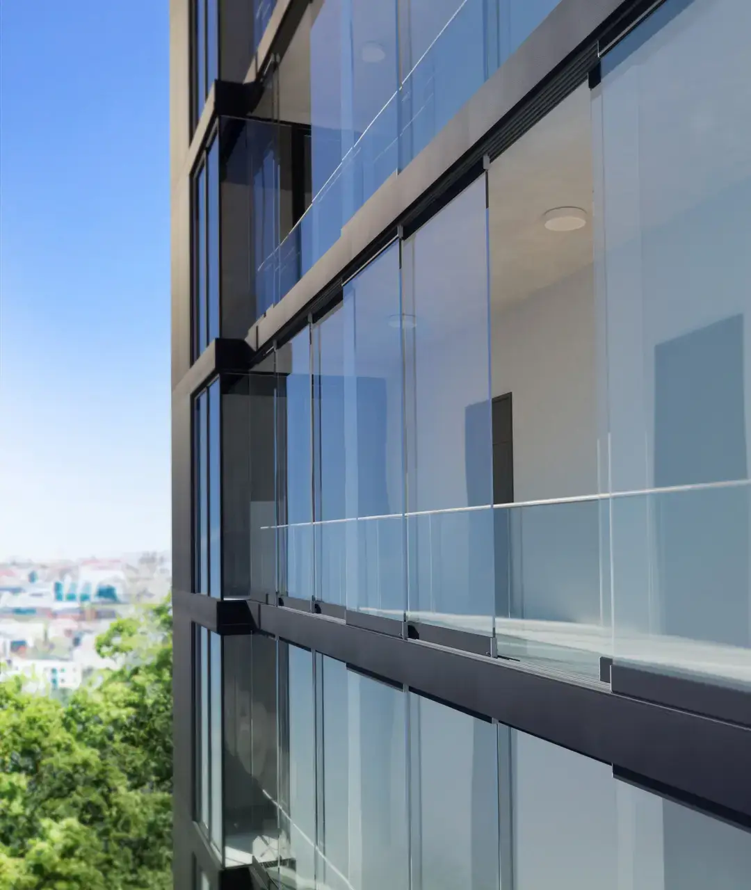 Solarlux Proline S Mega Glas-Schiebe-System an einer modernen Gebäudefassade – realisiert von B & K Knoop in Nusse.